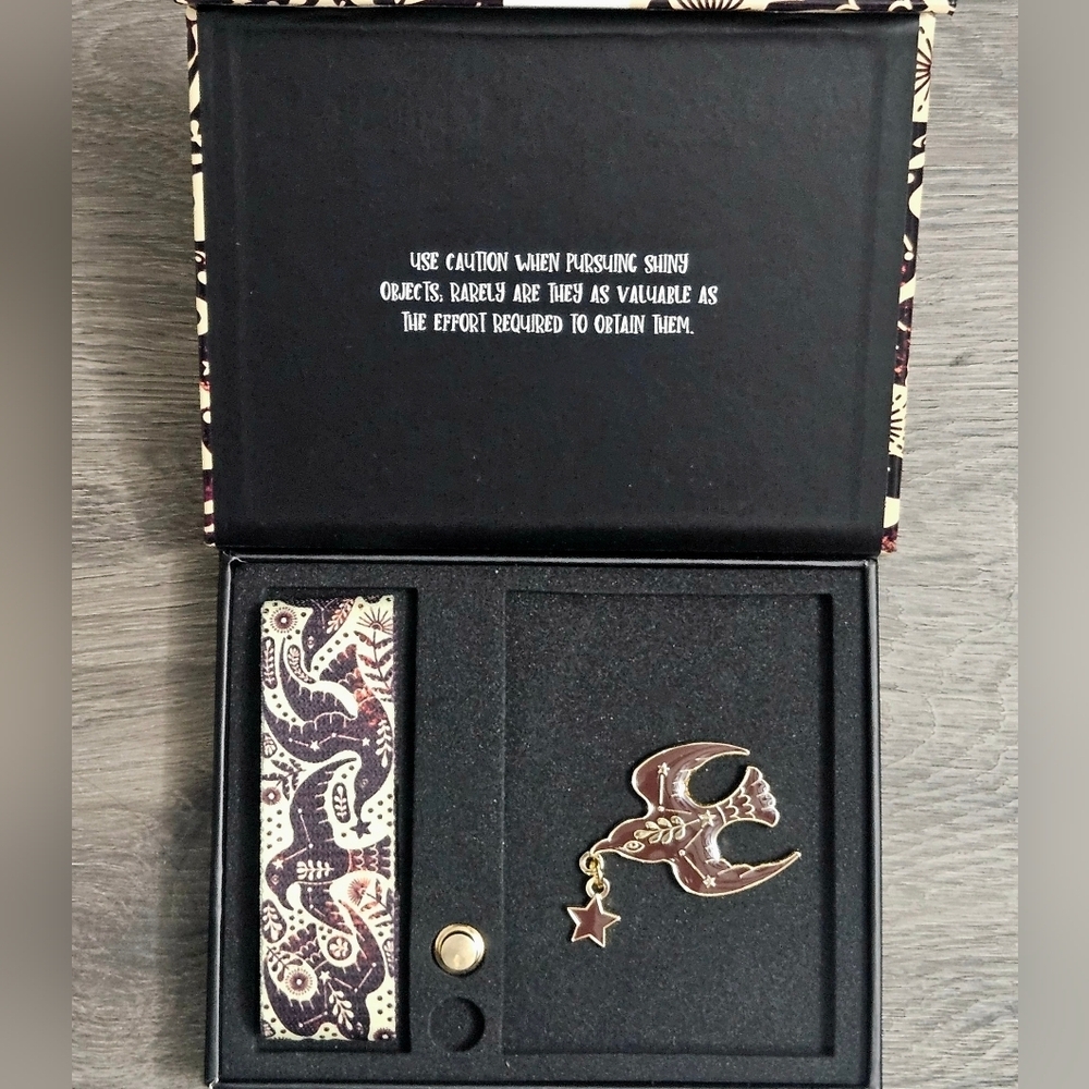 ZOX "ALL THAT GLITTERS IS NOT GOLD" #640 PEARL WRISTBAND & PIN collectible box